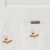 Top de punto calado con flores bordadas