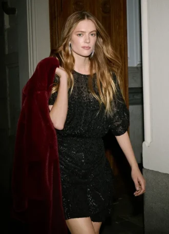 Vestido corto con detalles metalizados