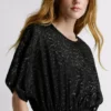 Vestido corto con detalles metalizados Vestido corto con detalles metalizados