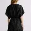 Vestido corto con detalles metalizados Vestido corto con detalles metalizados