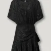 Vestido corto con detalles metalizados Vestido corto con detalles metalizados