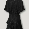 Vestido corto con detalles metalizados Vestido corto con detalles metalizados