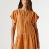 Vestido corto con encaje