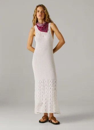 Vestido largo con detalles calados