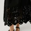Vestido largo con detalles calados