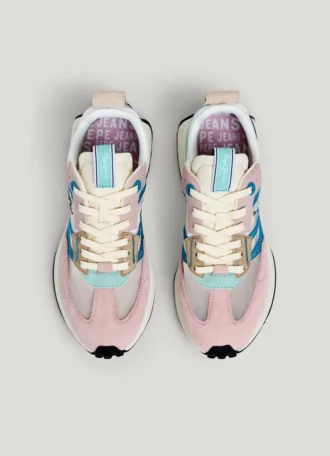 Zapatillas con detalles translúcidos