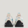 Zapatillas con detalles translúcidos