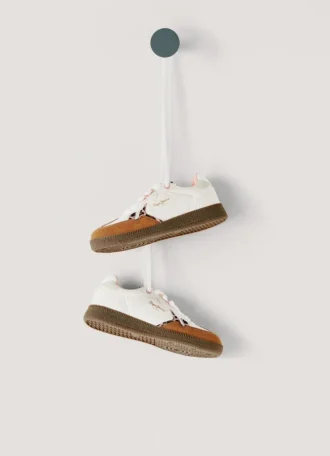 Zapatillas con suela de goma y detalles de estampado animal