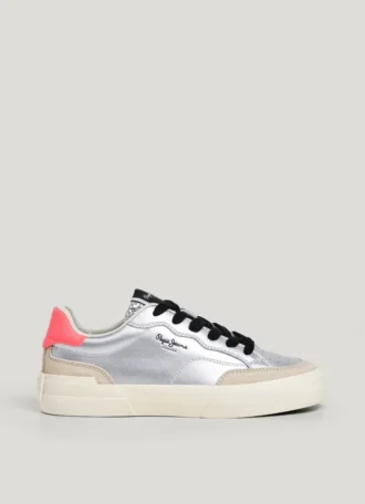 Zapatillas metalizadas con detalles brillantes