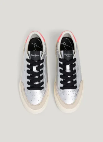 Zapatillas metalizadas con detalles brillantes